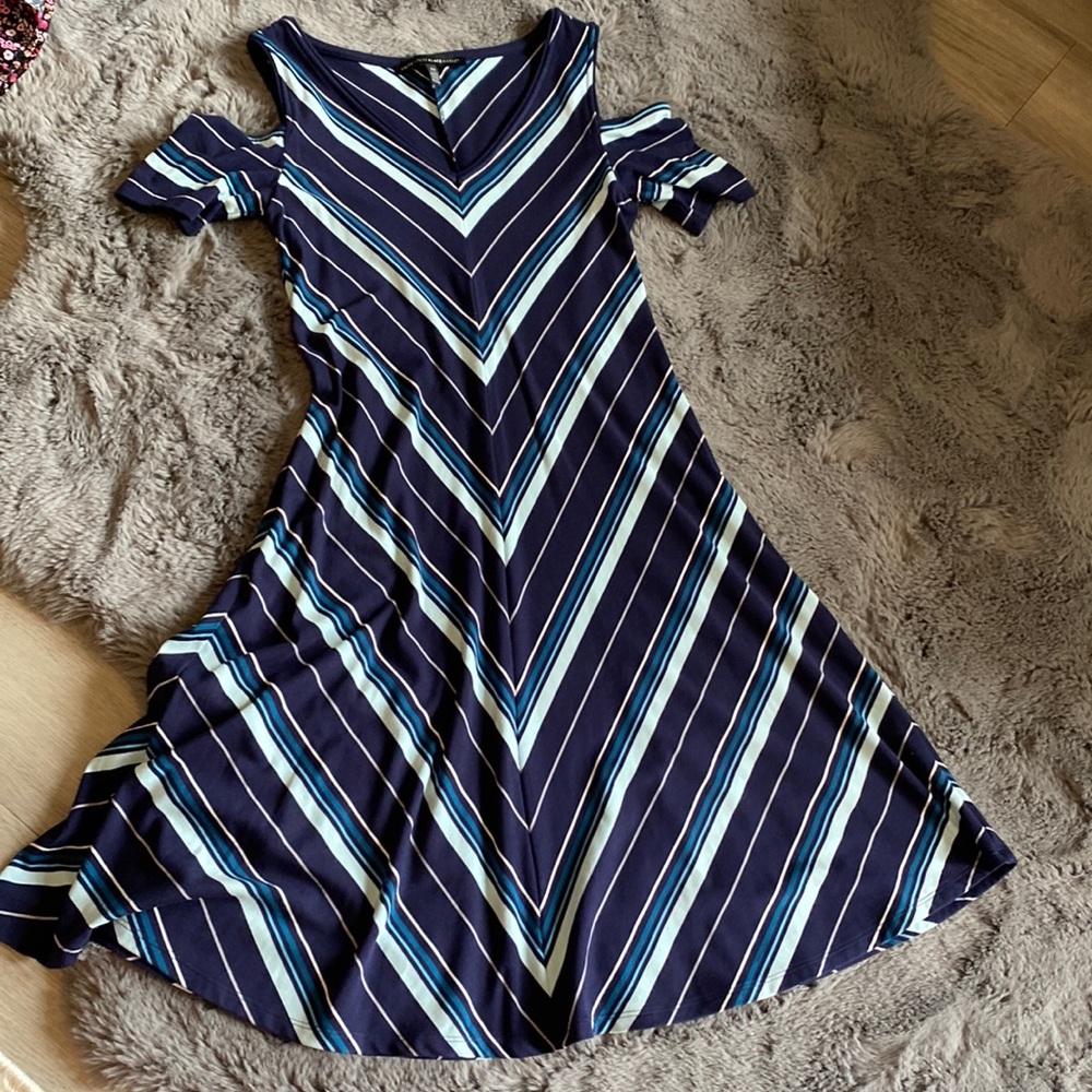Elegant summer dress V-neck lightly used white house black market brand